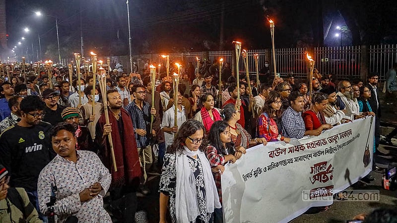 সারা দেশে বাউলদের ওপর হামলার প্রতিবাদে শুক্রবার বিকালে শাহবাগে পাবলিক লাইব্রেরির সামনে ‘সম্প্রীতি যাত্রা’ আয়োজন করে ‘গানের আর্তনাদ’ অনুষ্ঠান। পরে আয়োজকরা ঢাকা বিশ্ববিদ্যালয় এলাকায় মশাল মিছিল বের করেন