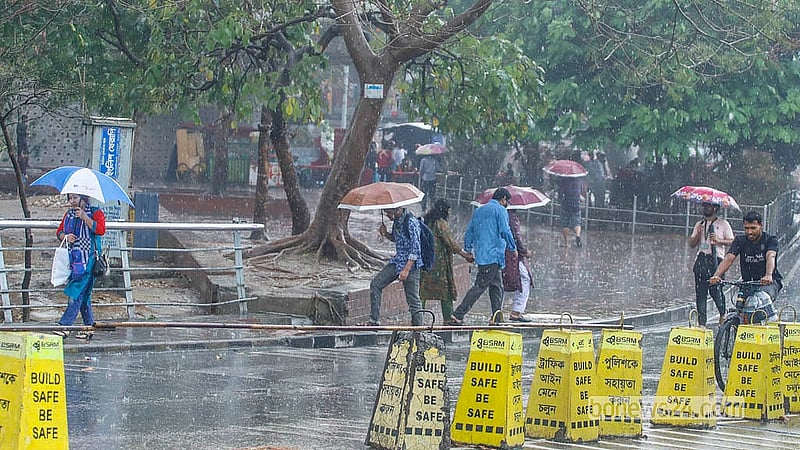 মৌসুমের প্রথম বৃষ্টিতে ভোগান্তিতে পড়েন নগরবাসী। এসময় ছাতা নিয়ে গন্তব্যের পথে যেতে দেখা যায় অনেককেই