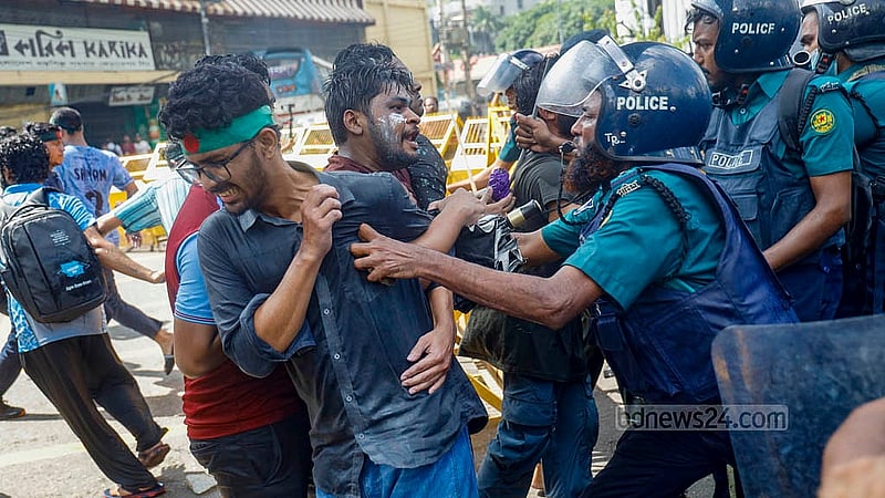 তিন দাবিতে বুধবার বুয়েটসহ বিভিন্ন বিশ্ববিদ্যালয়ের প্রকৌশলের শিক্ষার্থীরা প্রধান উপদেষ্টার বাসভবন যুমনা অভিমুখে মিছিল নিয়ে গেলে তাদের ছত্রভঙ্গ করতে পুলিশ লাঠিচার্জ করে। ছবি: মাহমুদ জামান অভি
