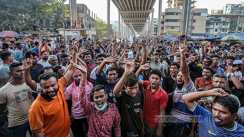 ঢাকার মহাখালী এলাকায় বৃহস্পতিবার রেললাইন অবরোধ করে বিক্ষোভ করেন ব্যাটারিচালিত রিকশার চালকরা; ফলে ঢাকা থেকে সারা দেশের রেল চলাচল বন্ধ হয়ে যায়। ছবি: আব্দুল্লাহ আল মমীন