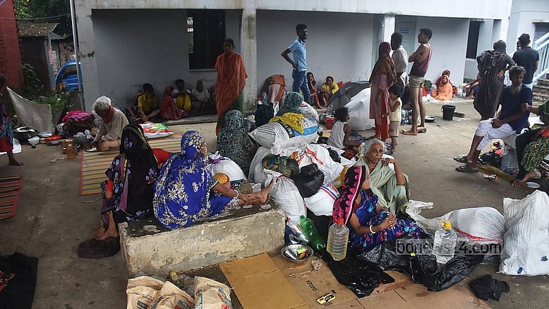 আকস্মিক বন্যায় বসতবাড়ি ডুবে যাওয়ায় ফেনীর ফাজিলপুর রেল স্টেশনে আশ্রয় নিয়েছেন স্থানীয় বাসিন্দারা। ছবি: সুমন বাবু