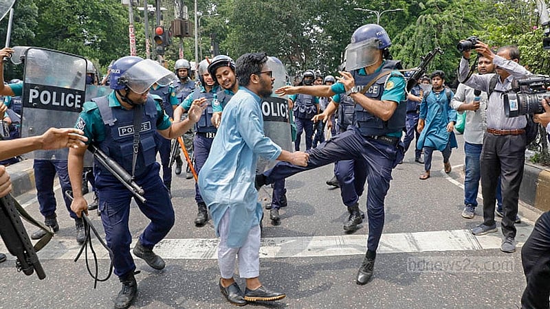 জগন্নাথ বিশ্ববিদ্যালয়ের লংমার্চ কাকরাইল মসজিদের সামনে পৌঁছলে তাদের ছত্রভঙ্গ করতে লাঠি চালায় পুলিশ। ছবি: আব্দুল্লাহ আল মমীন