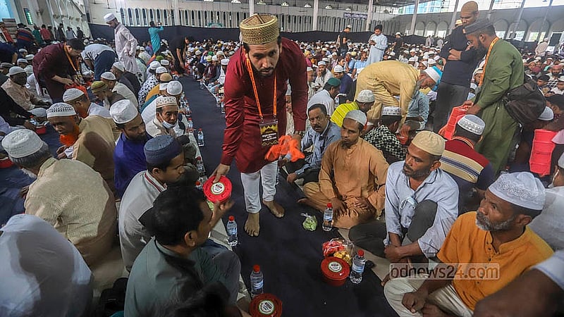 বায়তুল মোকাররম জাতীয় মসজিদে শুক্রবার ইফতার বিতরণ করা হয়। ছবি: আব্দুল্লাহ আল মমীন