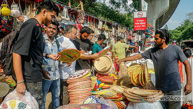 বৈশাখ বরণের নানা উপকরণ কিনতে অনেকেই চলে আসেন ঢাকা বিশ্ববিদ্যালয়ের দোয়েল চত্বরে