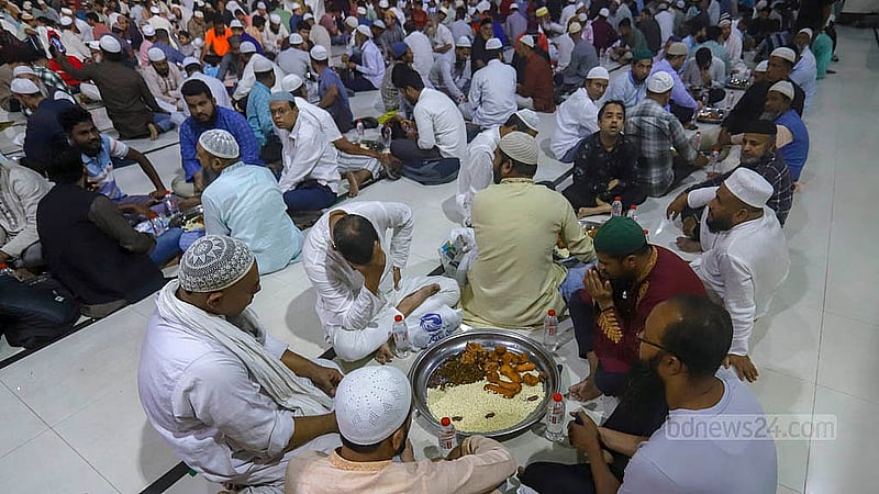 বায়তুল মোকাররম জাতীয় মসজিদে ইফতারের অপেক্ষায় মানুষ। এক থালায় ইফতার করেন পাঁচজন করে। ছবি: আব্দুল্লাহ আল মমীন