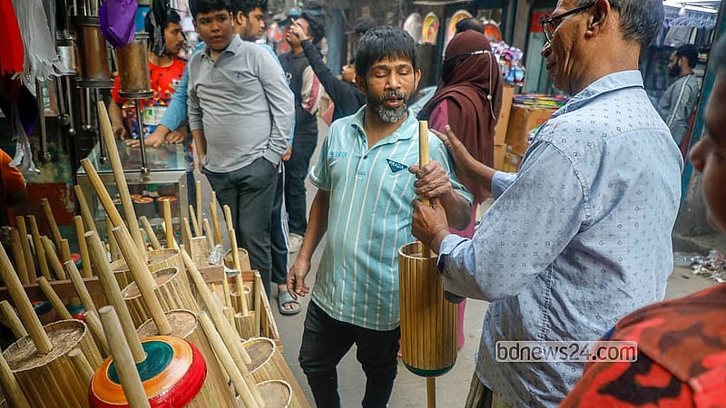 ঘুড়ি ওড়ানোর অনুষঙ্গ নাটাই পাওয়া যাচ্ছে শাঁখারীবাজারে ঘুড়ির দোকানগুলোতে। কাঠের নাটাইয়ের দাম ১০০ টাকা থেকে শুরু করে ১০০০ টাকার মধ্যে মিলছে