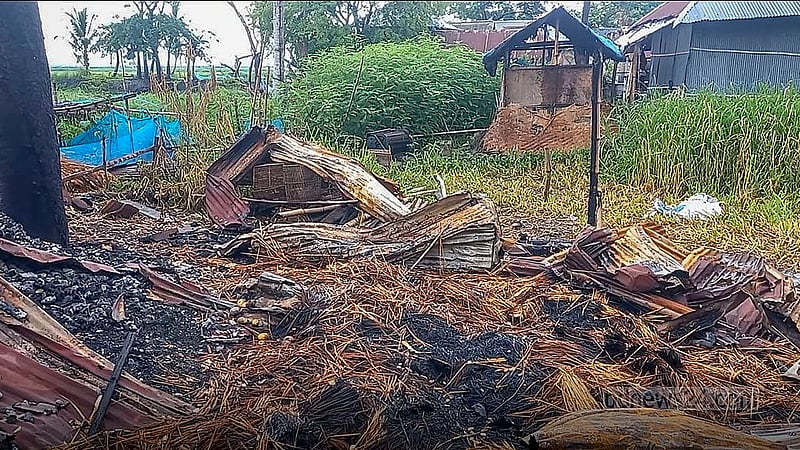 যশোরের নওয়াপাড়া পৌর বিএনপির সভাপতি তরিকুল ইসলামের বাড়ি ধোপাদী গ্রামে হলেও ছয়দিন আগে গুলিতে খুন হন ডহর মশিহাটী গ্রামে। ওই ঘটনার পরই ডহর মশিহাটীর বাড়েদা পাড়ায় মতুয়া সম্প্রদায়ের বাড়িঘরে আগুন দেওয়া হয়।