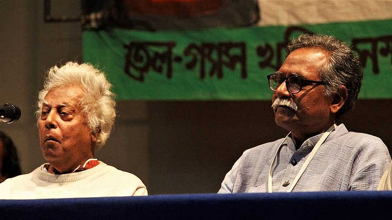 আনু মুহাম্মদের সঙ্গে শেখ মুহাম্মদ শহীদুল্লাহ (বামে)। ছবি: আনু মুহাম্মদের ফেইসবুক পেইজ থেকে
