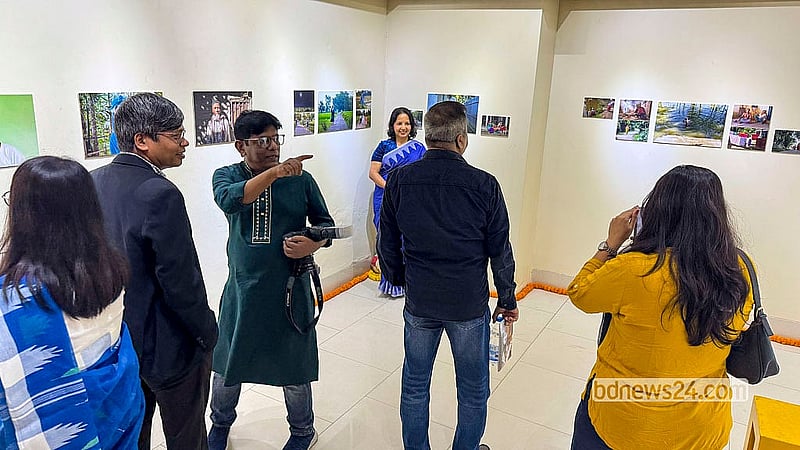 বিশ্বসাহিত্য কেন্দ্রের চিত্রশালায় শুক্রবার মণিপুরী জনগোষ্ঠীর জীবনধারা নিয়ে আয়োজিত আলোক