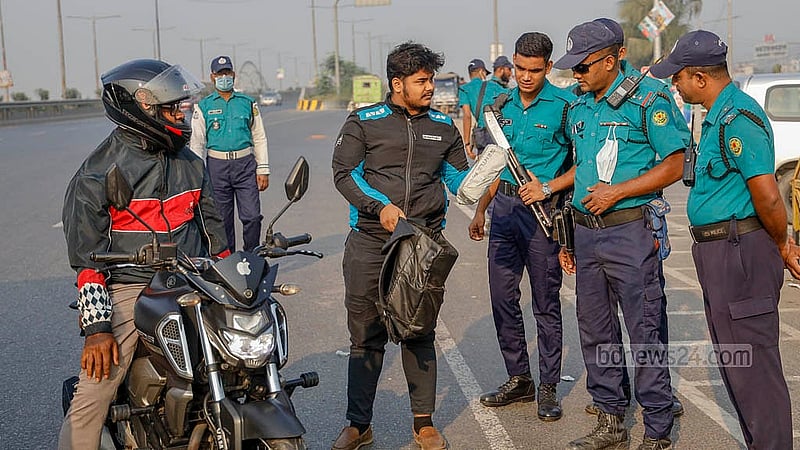 শেখ হাসিনার মানবতাবিরোধী অপরাধের মামলায় রায়ের তারিখ ঘোষণার দিন বৃহস্পতিবার ‘অপ্রীতিকর ঘটনা ঠেকাতে’ ঢাকায় কঠোর নিরাপত্তা জোরদার করে আইনশৃঙ্খলা বাহিনী। বৃহস্পতিবার গাবতলী এলাকা থেকে তোলা