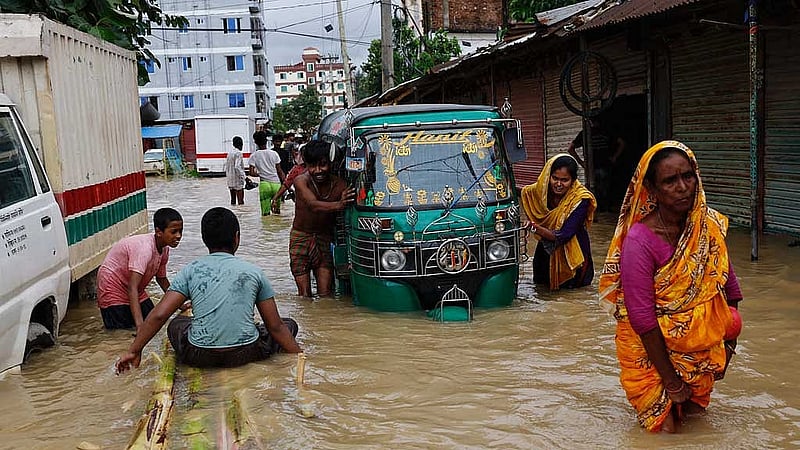 পানি কমলে উত্তর পূর্ব ও পূর্বাঞ্চলের বিস্তীর্ণ এলাকা এখনও তলিয়ে আছে।