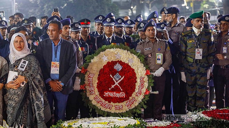 একুশের প্রথম প্রহরে কেন্দ্রীয় শহীদ মিনারে শ্রদ্ধা নিবেদন করেন আইজিপি বাহারুল আলম
