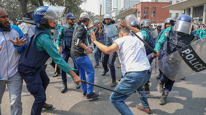 সচিবালয়ের সামনে চাকরিচ্যুত পুলিশ সদস্যরা অবস্থান নিলে বৃহস্পতিবার তাদের লাঠিপেটা করে ছত্রভঙ্গ করে দেয় পুলিশ।