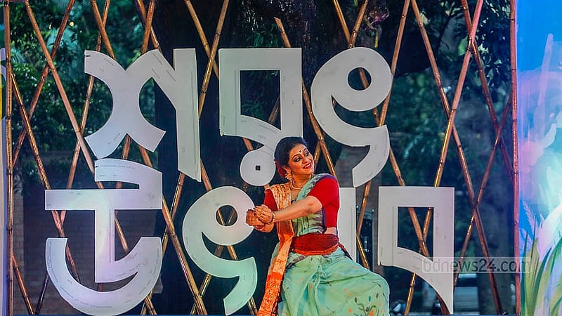 ঢাকা বিশ্ববিদ্যালয়ের চারুকলা অনুষদের বকুলতলায় শুক্রবার ষড়ঋতু উদযাপন জাতীয় কমিটি আয়োজিত শরৎ উৎসবে নিত্য পরিবেশন। ছবি: আব্দুল্লাহ আল মমীন