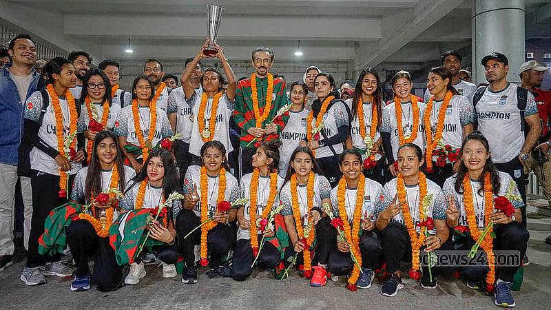 সাফ উইমেনস ফুটসালের প্রথম আসরের ট্রফি হাতে বৃহস্পতিবার শাহজালাল আন্তর্জাতিক বিমানবন্দরে কোচ ও নারী ফুটবলাররা