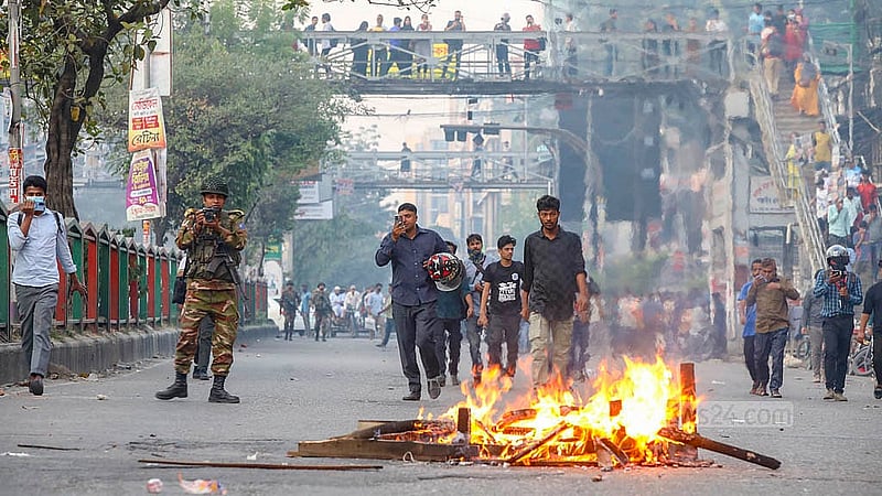 মিরপুর সড়কের সায়েন্স ল্যাবরেটরি মোড়ে বুধবার আগুন জ্বালিয়ে বিক্ষোভ করেন শিক্ষার্থীরা।
