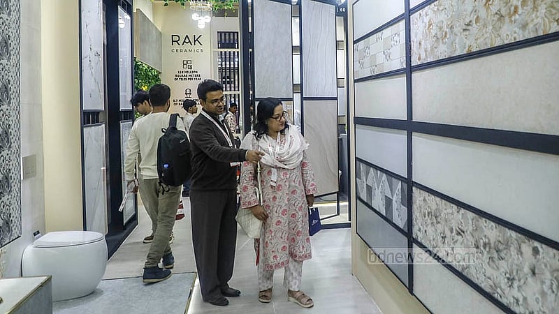 রাজধানীর আইসিসিবিতে সিরামিক মেলার দ্বিতীয় দিনে বিভিন্ন স্টল ঘুরে দেখছেন দর্শনার্থীরা