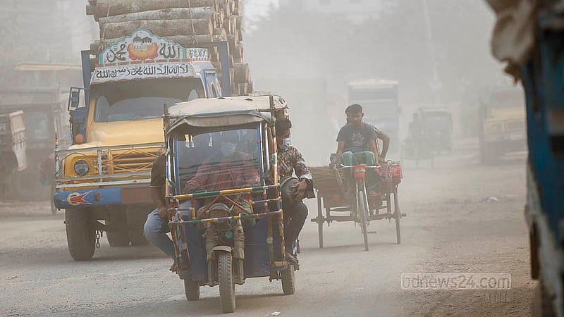 ঢাকা-নারায়ণগঞ্জ মহাসড়কে ধুলার পরিমাণ এতটাই যে মাস্ক ছাড়া ওই পথে চলা যায় না