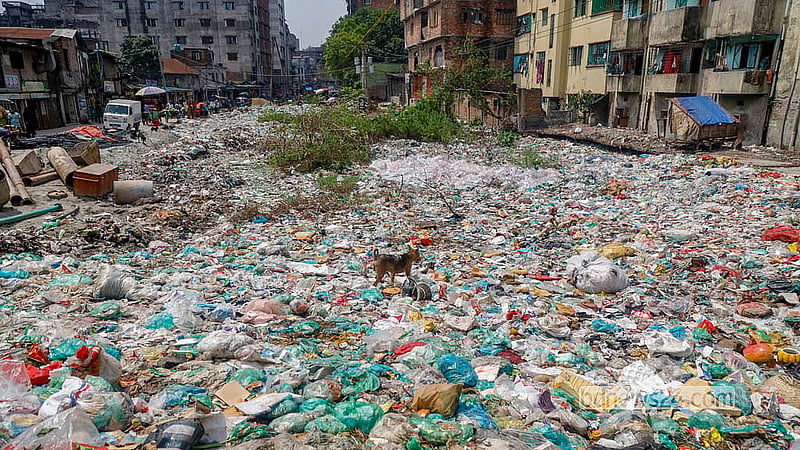 দেখে বোঝার উপায় নেই জায়গাটি শুভাঢ্যা খালের অংশ। অথচ এক দশক আগেও সেখানে চলত নৌযান। ছবি: আব্দুল্লাহ আল মমীন
