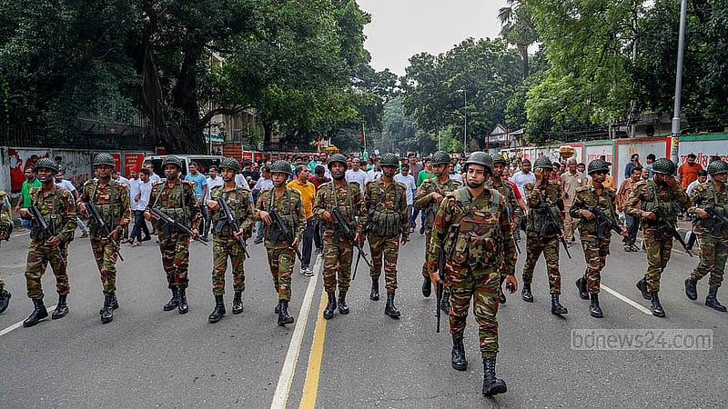 শ্রীকৃষ্ণের জন্মতিথিতে সোমবার পশালীর মোড়ে থেকে বের হওয়া শোভাযাত্রার নিরাপত্তায় সেনাবাহিনী। ছবি: মাহমুদ জামান অভি