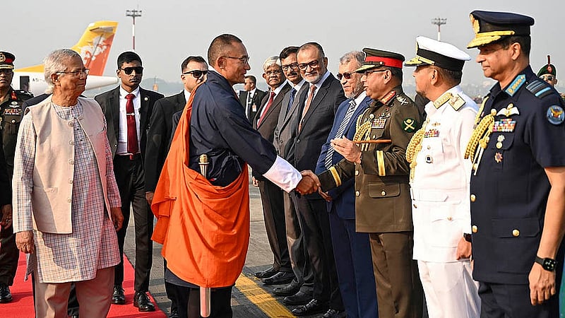 ভুটানের প্রধানমন্ত্রী শেরিং টোবগে শনিবার হযরত শাহজালাল আন্তর্জাতিক বিমানবন্দরে অপেক্ষারত বাংলাদেশি প্রতিনিধিদের সঙ্গে কুশল বিনিময় করেন