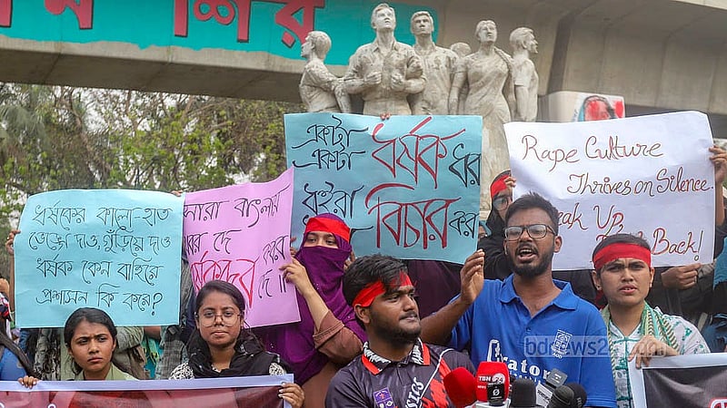 রাজু ভাস্কর্য সামনে দেশজুড়ে সংঘটিত ধর্ষণে জড়িত অপরাধীদের বিচার ও নারীদের নিরাপত্তার দাবীতে ধর্ষণবিরোধী বিক্ষোভ কর্মসূচি পালন করে ভূতত্ত্ব বিভাগ ও পদার্থবিজ্ঞান বিভাগ ঢাকা বিশ্ববিদ্যালয় শিক্ষার্থীরা। ছবি: আব্দুল্লাহ আল মমীন