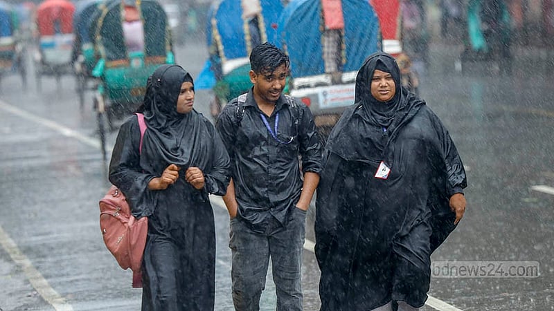 রাজধানীতে বৃহস্পতিবার টানা বৃষ্টিতে মানুষ বিপাকে পড়লেও অনেকে সেটিকে উপভোগ করেন। ঢাকা বিশ্ববিদ্যালয় এলাকায় বৃষ্টিতে ভেজেন কেউ কেউ। ছবি: মাহমুদ জামান অভি