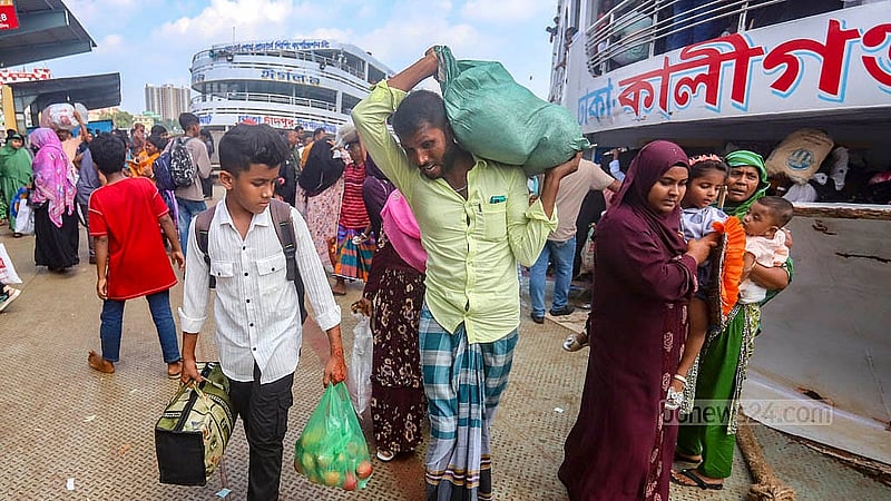 ঈদের লম্বা ছুটি কাটিয়ে পরিবার-পরিজন নিয়ে ঢাকায় ফিরছে কর্মজীবী মানুষ। শুক্রবার সদরঘাট লঞ্চ টার্মিনাল থেকে তোলা।  ছবি: আব্দুল্লাহ আল মমীন