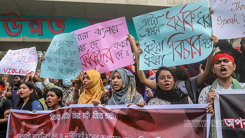 রাজু ভাস্কর্য সামনে দেশজুড়ে সংঘটিত ধর্ষণে জড়িত অপরাধীদের বিচার ও নারীদের নিরাপত্তার দাবীতে ধর্ষণবিরোধী বিক্ষোভ কর্মসূচি পালন করে ভূতত্ত্ব বিভাগ ও পদার্থবিজ্ঞান বিভাগ ঢাকা বিশ্ববিদ্যালয় শিক্ষার্থীরা। ছবি: আব্দুল্লাহ আল মমীন