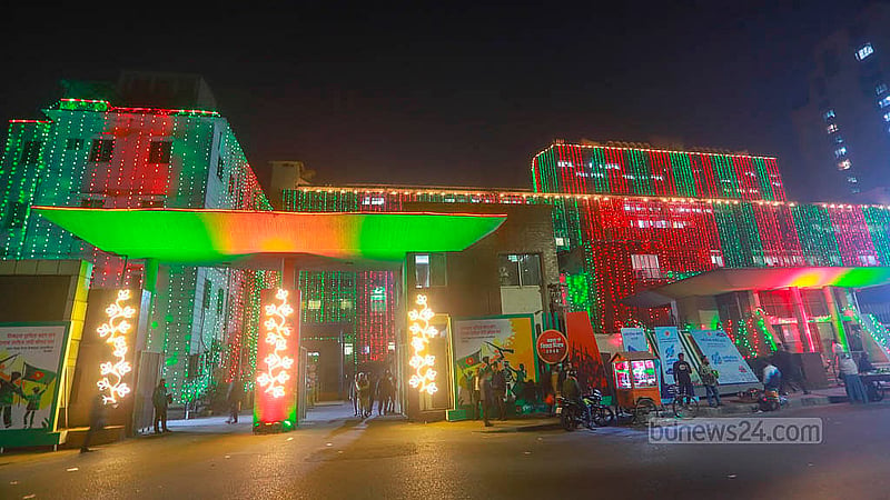 বিজয় দিবস উপলক্ষে আলোকসজ্জায় সজ্জিত বাংলাদেশ সচিবালয়। ছবি: আব্দুল্লাহ আল মমীন