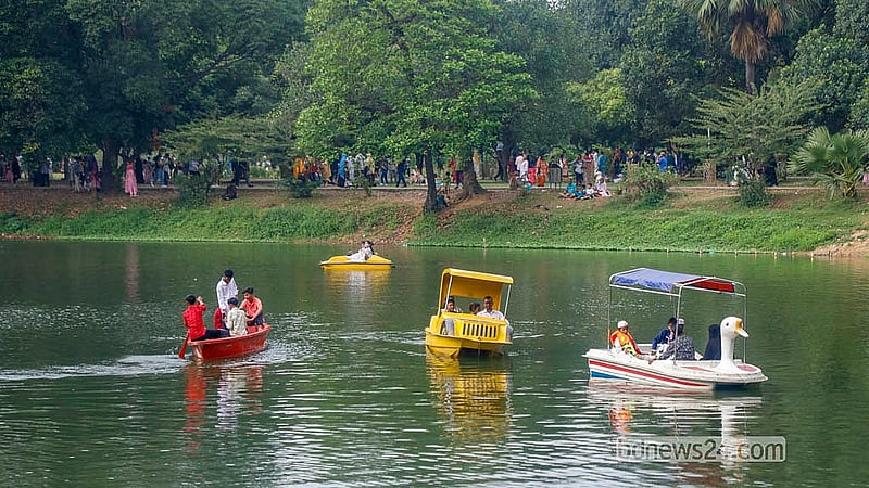 রমনার লেকে নৌকায় ঘুরে বেড়ানোর ব্যবস্থাও আছে। আধা ঘণ্টার জন্য দিতে হয় ২০০ থেকে ৫০০ টাকা পর্যন্ত