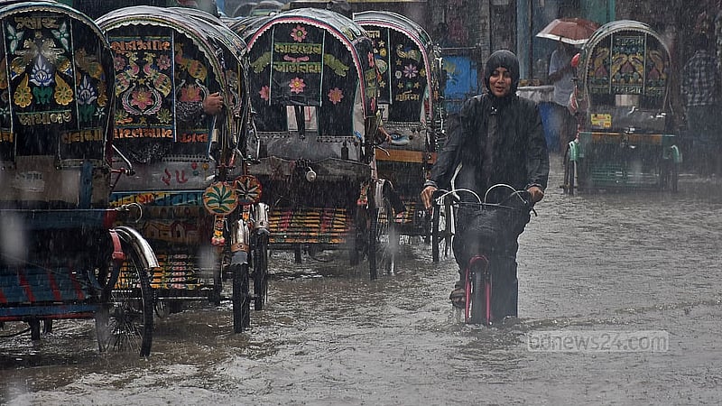 চট্টগ্রাম নগরীতে সোমবার সকালে টানা ৩ ঘণ্টা বৃষ্টির পর কাপাসগোলা এলাকায় দেখা দেয় জলাবদ্ধতা, তাতে দুর্ভোগে পড়তে হয় নগরবাসীকে। ছবি: সুমন বাবু