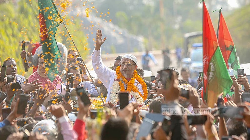 কেরানীগঞ্জে ঢাকা কেন্দ্রীয় কারাগারে বৃহস্পতিবার দুপুরে দীর্ঘ কারাবাসের পর মুক্ত লুৎফুজ্জামান বাবরকে বরণ করে নেন নেতাকর্মীরা।
