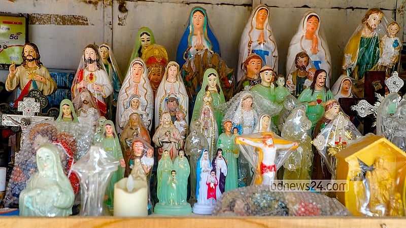 বড়দিন উপলক্ষে ঢাকার তেজগাঁও চার্চের সামনে বিক্রি হচ্ছে বিভিন্ন ধরনের প্রতিমা