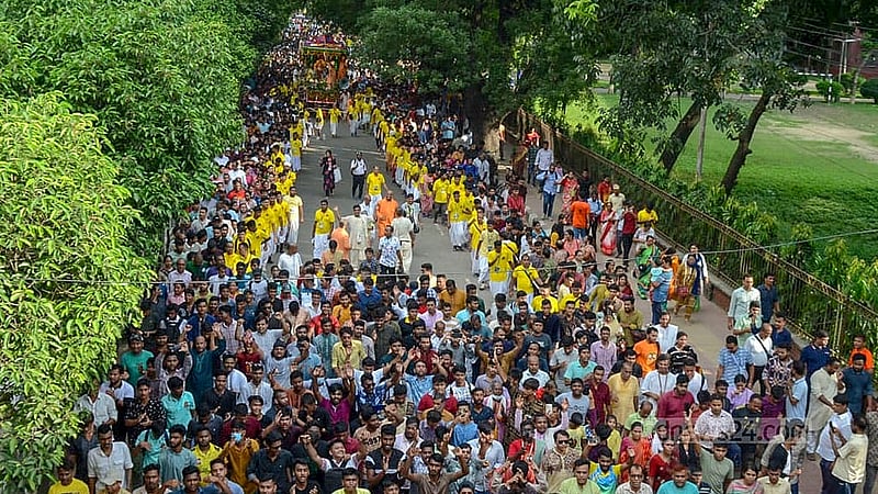 ঢাকার স্বামীবাগ থেকে রোববার বের হওয়া রথযাত্রা বিভিন্ন সড়ক ঘুরে ঢাকেশ্বরী মন্দিরে গিয়ে শেষ হয়।
