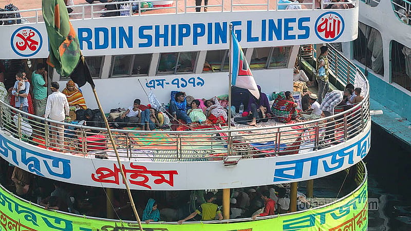 ঢাকার সদরঘাট টার্মিনালে লঞ্চ ছাড়ার অপেক্ষায় ঘরমুখো যাত্রীরা। ছবি: আব্দুল্লাহ আল মমীন