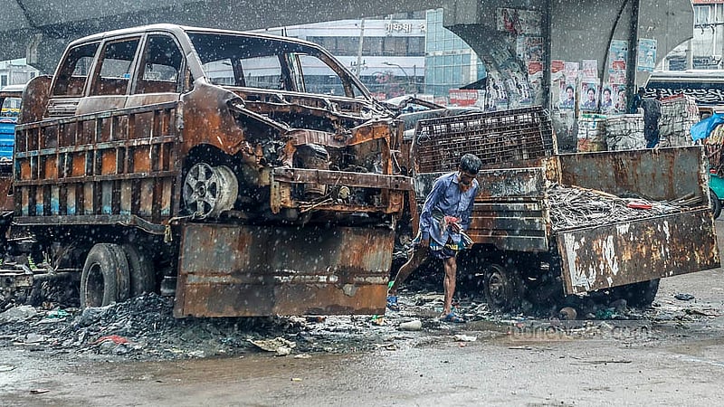 জব্দ করে আনার পর যাত্রাবাড়ী থানার সামনে ফেলে রাখা এসব গাড়িতে অনেকে মলমূত্রও ত্যাগ করেন। এতে দুর্গন্ধ সৃষ্টি হওয়ায় ভোগান্তিতে পড়তে হয় পথচারীদের। ছবি: আব্দুল্লাহ আল মমীন