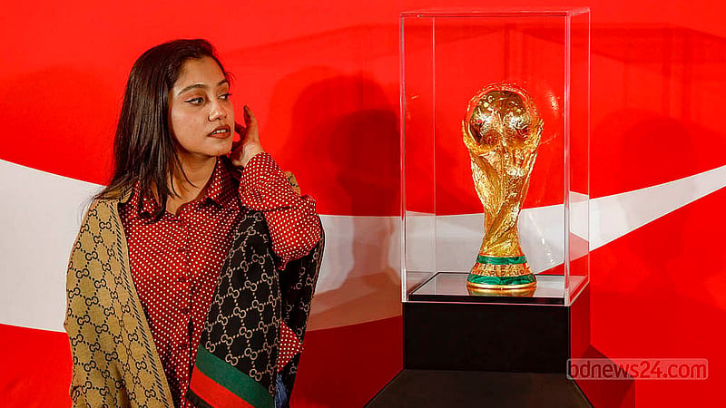 ঢাকার র‍্যাডিসন ব্লু হোটেলে বুধবার ফুটবল বিশ্বকাপের ট্রফির পাশে দাঁড়িয়ে নানান ভঙ্গিমায়