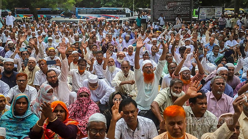 তিন দফা দাবিতে রোববার কেন্দ্রীয় শহীদ মিনার প্রাঙ্গণে প্রাথমিক শিক্ষক সমিতির (জাতীয়করণকৃত) সমাবেশ অনুষ্ঠিত হয়।  ছবি: আব্দুল্লাহ আল মমীন