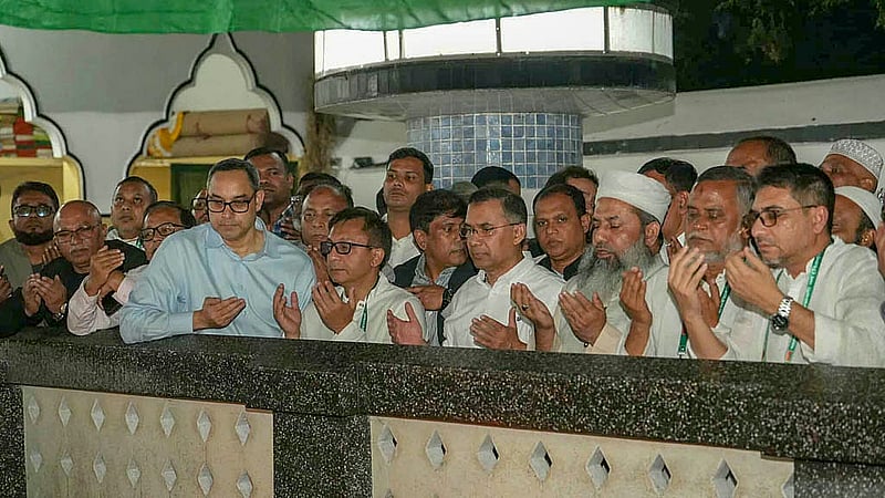 ভোটের আনুষ্ঠানিক প্রচারে নামার আগে দলের রেওয়াজ মেনে সিলেটে হযরত শাহজালালের (রহ.) মাজার জিয়ারত করেন বিএনপির চেয়ারম্যান তারেক রহমান