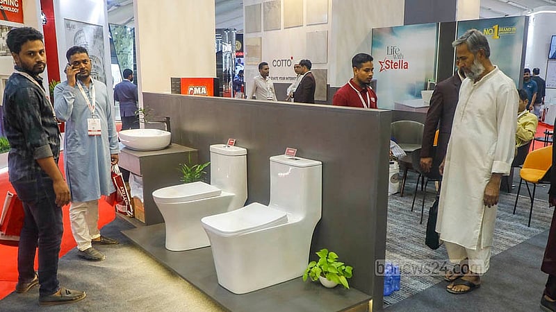 রাজধানীর আইসিসিবিতে সিরামিক মেলার দ্বিতীয় দিনে বিভিন্ন স্টল ঘুরে দেখছেন দর্শনার্থীরা