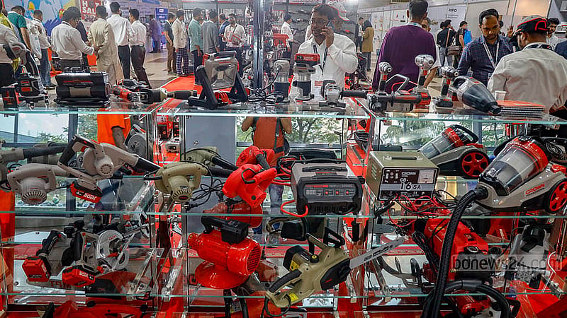 ঢাকার ইন্টারন্যাশনাল কনভেনশন সিটি বসুন্ধরায় (আইসিসিবি) নির্মাণ, আবাসন, বিদ্যুৎ ও সংশ্লিষ্ট সরঞ্জামকেন্দ্রিক ছয়টি আন্তর্জাতিক প্রদর্শনী চলছে; তিন দিনের এই প্রদর্শনী শেষ হবে শনিবার। ছবি: মাহমুদ জামান অভি