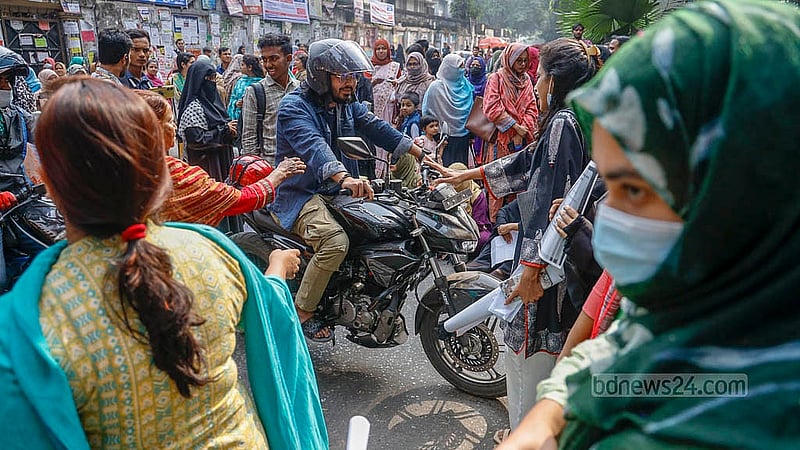 পাঁচ দফা দাবিতে বুধবার ইডেন মহিলা কলেজের একদল শিক্ষার্থী বিক্ষোভে নামলে নীলক্ষেত মোড় হয়ে আজিমপুর যাওয়া-আসার সড়কে যান চলাচল বন্ধ হয়ে যায়। ছবি: মাহমুদ জামান অভি