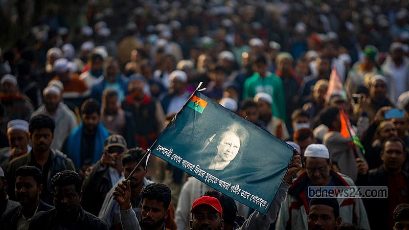 ঢাকার মানিক মিয়া অ্যাভিনিউয়ে বুধবার সাবেক প্রধানমন্ত্রী খালেদা জিয়ার জানাজায় আসা অনেকের হাতে ছিল তার