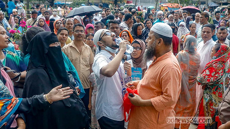 এসএসসি পরীক্ষার প্রথম দিন মঙ্গলবার কেন্দ্রে প্রবেশের আগে পানি পান করেন এক পরীক্ষার্থী