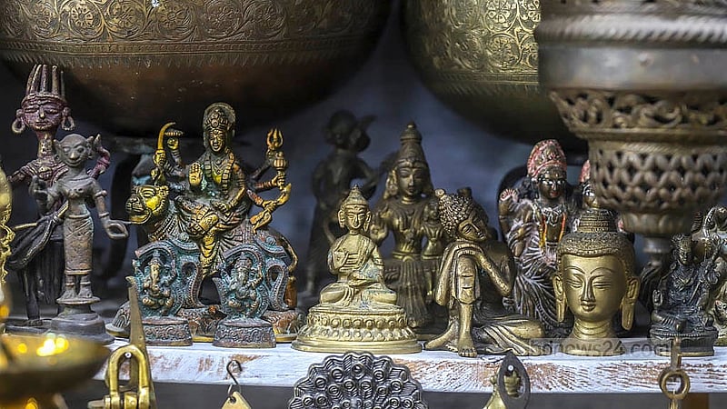 গুলশান-২ নম্বরে ডিএনসিসি মার্কেটের দোতলায় ‘ডেকোরিয়াম’ শপে রয়েছে কাঁসা ও পিতলের তৈরি বিভিন্ন মূর্তি। ছবি: আব্দুল্লাহ আল মমীন