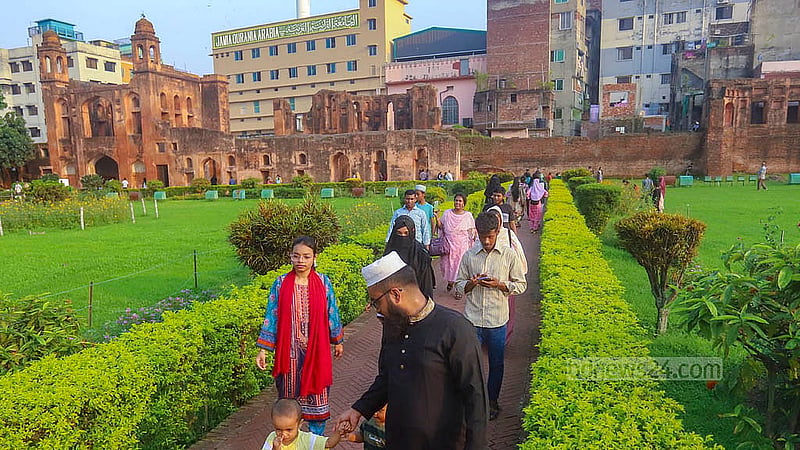 ঈদের ছুটিতে রোববার পুরান ঢাকার ঐতিহ্যবাহী লালবাগের কেল্লায় দেখা মিলেছে সব বয়সীদের। ছবি: আব্দুল্লাহ আল মমীন