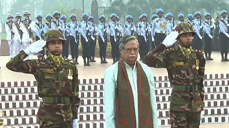 স্বাধীনতা দিবসের সকালে বুধবার সাভারে জাতীয় স্মৃতিসৌধে শ্রদ্ধা নিবেদন করেন রাষ্ট্রপতি মো. সাহাবুদ্দিন।