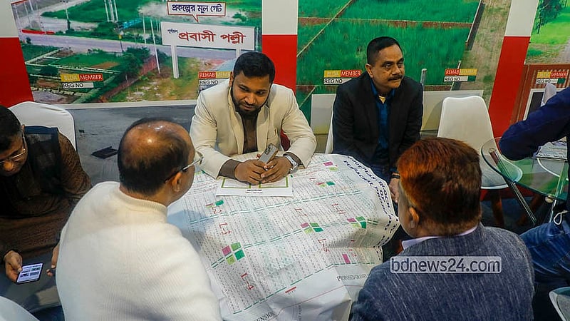 বাংলাদেশ-চীন মৈত্রী সম্মেলন কেন্দ্রে রিহ্যাব আবাসন মেলার একটি স্টলে প্লট-ফ্ল্যাটের বিষয়ে খোঁজ নিচ্ছেন ক্রেতা-দর্শনার্থীরা। মেলায় প্লট কিংবা ফ্ল্যাট বুকিং দিলেই মিলছে নানা ছাড়