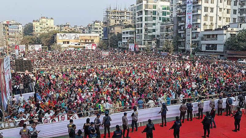 ঢাকা-১৬ আসনের পল্লবী এলাকায় রোববার বিএনপি আয়োজিত নির্বাচনি পথসভায় উপচেপড়া ভিড়